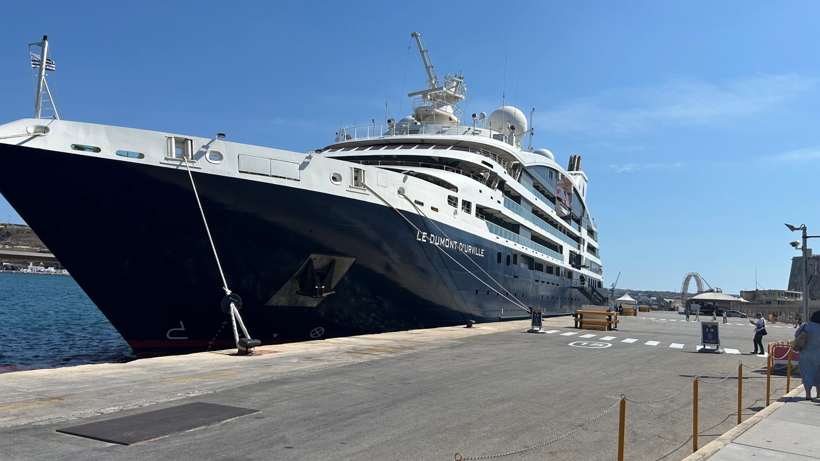 Le Dumont-d'Urville am Pier